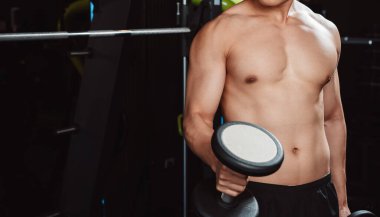 Erkek, spor salonunda halterli vücut geliştirici. Halterle egzersiz yapan vücut geliştirici. Spor eğitimi, sağlıklı vücut geliştirme, sporcu kaslı yaşam tarzı..