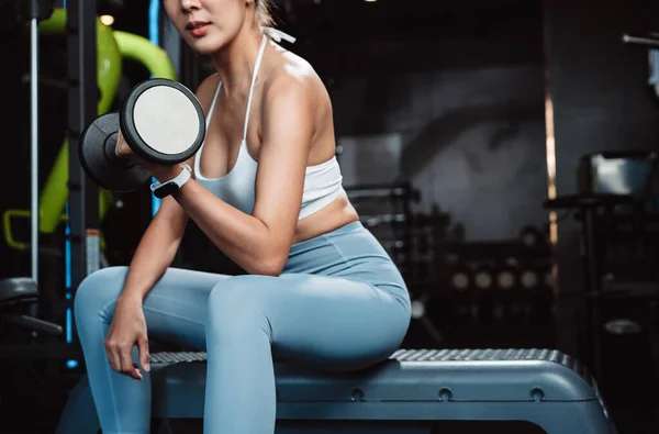 Kvinna Tränar Bodybuilder Med Hantelvikter Gymmet Kroppsbyggare Gör Övningar Med — Stockfoto
