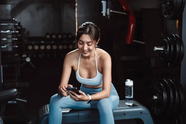 Žena Kontrolu Času Pomocí Cvičení Smartphone Posilovně Fitness Break Relax — Stock fotografie