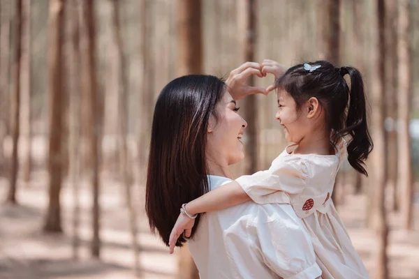 Feliz Familia Madre Linda Hija Disfrutando Amor Emoción Juntos Campo —  Fotos de Stock