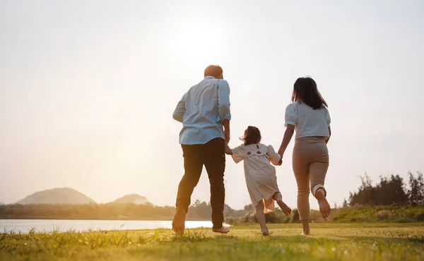 Gelukkige Familie Het Park Zonsondergang Licht Familie Het Weekend Samen — Stockfoto