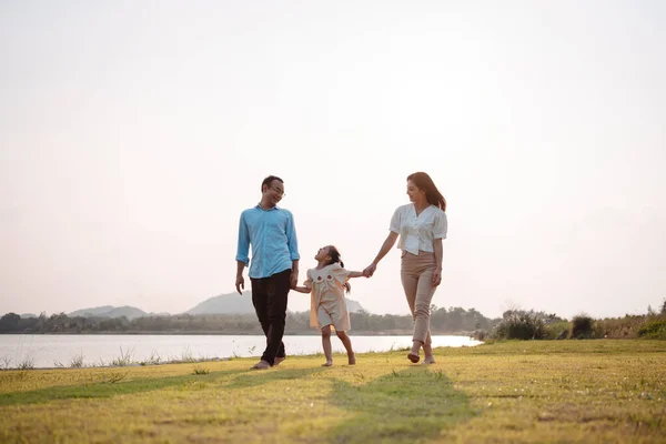 Parkta Gün Batımında Mutlu Bir Aile Aile Hafta Sonu Çayırda — Stok fotoğraf