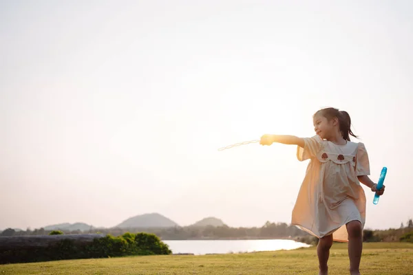 Μικρό Κορίτσι Παίζει Σούπα Φούσκα Στο Πάρκο Ηλιοβασίλεμα Ελευθερία Δραστηριότητα — Φωτογραφία Αρχείου