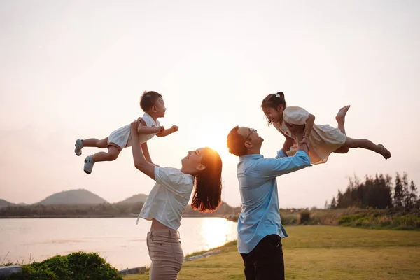 Gelukkige Familie Het Park Zonsondergang Licht Familie Het Weekend Spelen — Stockfoto