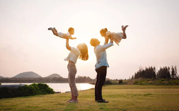 Gelukkige Familie Het Park Zonsondergang Licht Familie Het Weekend Spelen — Stockfoto