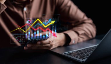 İşadamı yönetimi finans ve yatırım konsepti, sermaye kazancı dünya para ekonomik büyüme. Madeni para yığını finansal grafik tablosu, nakit para birimi piyasa raporu, borsa istikrarsızlığı kavramı.