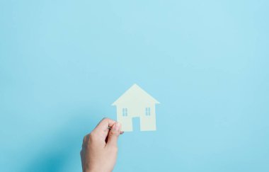 Ev kâğıdı kesimi, aile evi, evsiz konutu, ipotek krizi ve ev koruma sigortası, uluslararası aileler günü, koruyucu aile bakımı, aile gündüz bakımı, evde kalma kavramı.