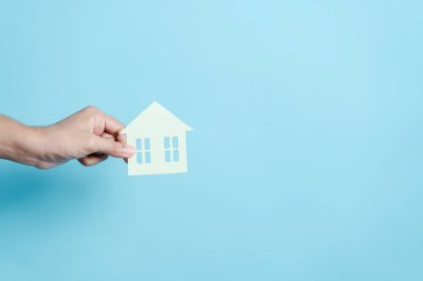 Ev kâğıdı kesimi, aile evi, evsiz konutu, ipotek krizi ve ev koruma sigortası, uluslararası aileler günü, koruyucu aile bakımı, aile gündüz bakımı, evde kalma kavramı.