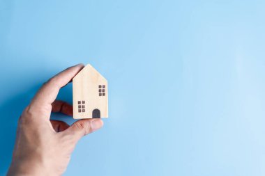 Elde tutulan ahşap ev, aile evi, evsiz konutu, ipotek krizi ve ev koruma sigortası, uluslararası aileler günü, koruyucu aile bakımı, aile gündüz bakımı, evde kalma kavramı