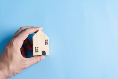 Elde tutulan ahşap ev, aile evi, evsiz konutu, ipotek krizi ve ev koruma sigortası, uluslararası aileler günü, koruyucu aile bakımı, aile gündüz bakımı, evde kalma kavramı