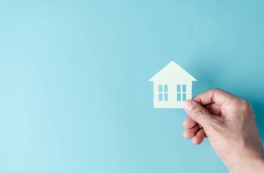 Ev kâğıdı kesimi, aile evi, evsiz konutu, ipotek krizi ve ev koruma sigortası, uluslararası aileler günü, koruyucu aile bakımı, aile gündüz bakımı, evde kalma kavramı.