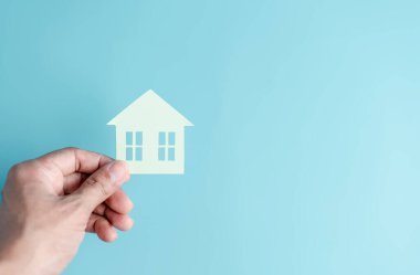 Ev kâğıdı kesimi, aile evi, evsiz konutu, ipotek krizi ve ev koruma sigortası, uluslararası aileler günü, koruyucu aile bakımı, aile gündüz bakımı, evde kalma kavramı.