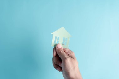 Ev kâğıdı kesimi, aile evi, evsiz konutu, ipotek krizi ve ev koruma sigortası, uluslararası aileler günü, koruyucu aile bakımı, aile gündüz bakımı, evde kalma kavramı.
