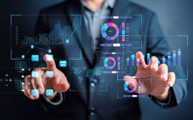 İş Analizi ve Veri Yönetim Sistemi 'nde çalışan analist KPI ve veritabanına bağlı metrik raporlar hazırlamak için çalışıyor. Finans, işlemler, satış ve pazarlama için kurumsal strateji.