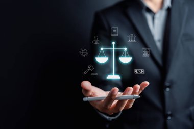 Hukuk ve adalet kavramı. Avukat elinde sanal ikon tutan işadamı, danışmanlık ve konferans tartışması belge hukuk kitaplarıyla çalışıyor, Dava Yargıcı kavramı.