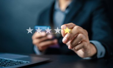 Müşteriler, iş adamlarının 5 yıldızlı puanlarını akıllı telefonlardan seçiyor ve 5 yıldızlı bir sembol veriyorlar. Mükemmel reyting. Kullanıcı derecelendirme, geri bildirim, iyi iş ağı puanı.
