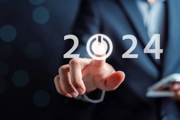 新年快乐2024从2023年开始 商人的手按下按钮2024开始规划业务战略 机遇和未来趋势的变化 — 图库照片