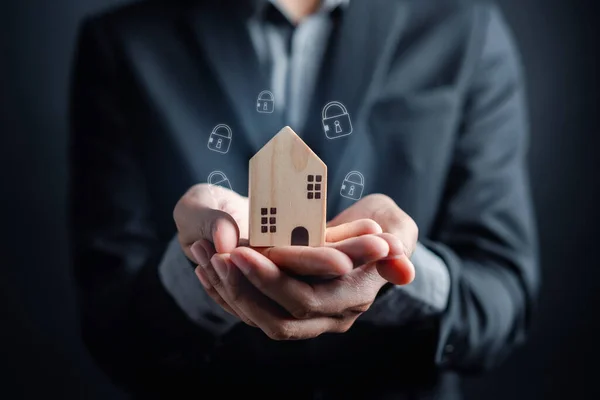 Geschäftsmann Schützt Haus Sicherheit Vor Der Krise Immobilien Und Immobilienversicherungs — Stockfoto
