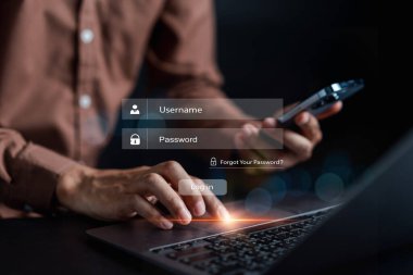 Verileri korumak için siber güvenlik ve gizlilik kavramları. İnternet ağı güvenlik teknolojisi olan bir iş adamı. İş adamı kişisel verileri akıllı telefona kaydediyor. siber güvenlik kavramı