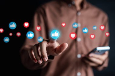 Sosyal medya ve dijital internet, sosyal medyada akıllı telefon kullanan adam. Tatilde yaşamak ve sosyal medya oynamak. Çevrimiçi pazarlama, teknoloji ağı veri bağlantısı teknoloji bağlantısı küresel.