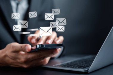 İş adamı dizüstü bilgisayarla müşteriye e-posta gönderiyor, iş bağlantısı ve iletişimi, e-posta simgesi, e-posta pazarlama kavramı, e-posta ya da bülten, çevrimiçi çalışan internet ağı.