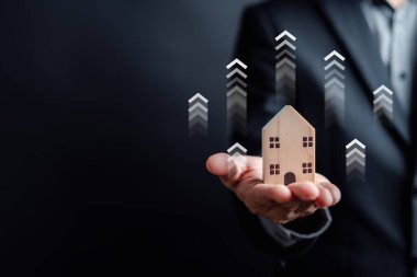 Gayrimenkul ve emlak fiyatlarının artması. İş adamı ev sahibi yatırım planlama gayrimenkul şirketi, yüzde kira gelirleri kar elde etme yatırımcı düşünme stratejisi.