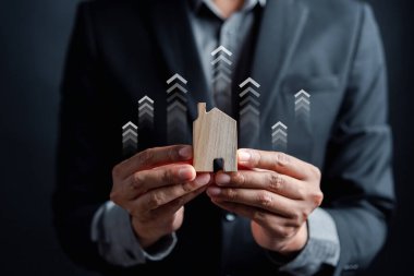 Gayrimenkul ve emlak fiyatlarının artması. İş adamı ev sahibi yatırım planlama gayrimenkul şirketi, yüzde kira gelirleri kar elde etme yatırımcı düşünme stratejisi.