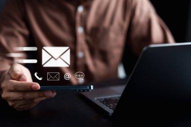 İş adamı dizüstü bilgisayarla müşteriye e-posta gönderiyor, iş bağlantısı ve iletişimi, e-posta simgesi, e-posta pazarlama kavramı, e-posta ya da bülten, çevrimiçi çalışan internet ağı.