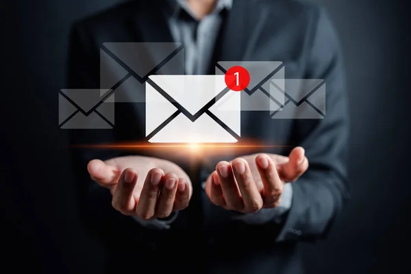 컴퓨터로 이메일을 보내는 사업가 이메일 아이콘 이메일 마케팅 이메일이나 온라인 — 스톡 사진