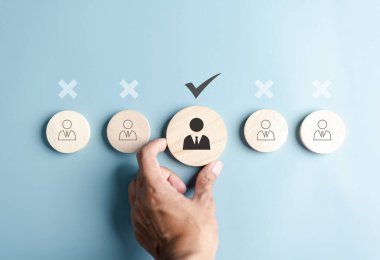 Seçici yeni kariyer toplama alanları. Çevrimiçi teknolojiyle adam topluyor. İş başvurusu, iş görüşmesi, İnsan Kaynakları veya HRM kavramı için işsizlik araması.