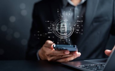 Verileri korumak için siber güvenlik ve gizlilik kavramları. İnternet ağı güvenlik teknolojisi olan bir iş adamı. İş adamı kişisel verileri akıllı telefona kaydediyor. siber güvenlik kavramı.