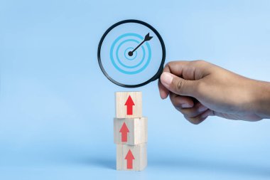 İş büyümesi başarı konsepti, el ele tutuşma büyüteç düzenleme basamak merdiven veya merdiven olarak gelişim liderliği ve müşteri hedef grubu konsepti