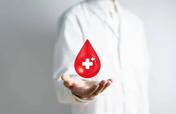 Médico Con Una Bata Blanca Recibe Donación Sangre Transfusión Sangre — Foto de Stock