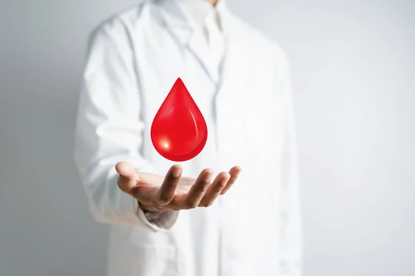 白いコートの医者は血の寄付 世界の献血者の日 血を与えるために赤い十字を受け取る 世界の血友病の日の概念 — ストック写真