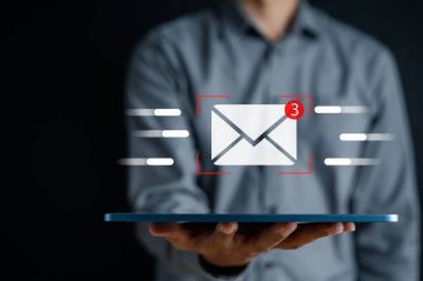 Müşteriye tablet ve bilgisayar, iş bağlantısı ve iletişimi, e-posta ikonu, e-posta pazarlama kavramı, e-posta veya bülten gönderme, çevrimiçi çalışan internet ağı.