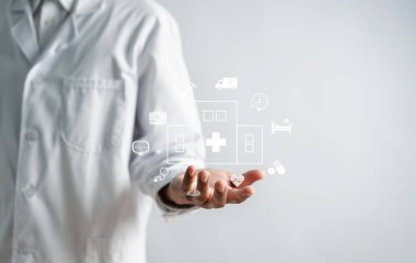 Hastane servis ikonu taşıyan beyaz önlüklü bir doktor. Sağlık sigortası ve hayat. Sağlık sigortası, sağlık hizmetlerine erişim sağlıklı kavramlar.