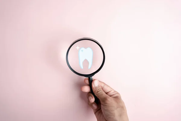 Lupa Mano Con Dientes Blancos Dentales Dentro Tecnología Control Odontológico — Foto de Stock