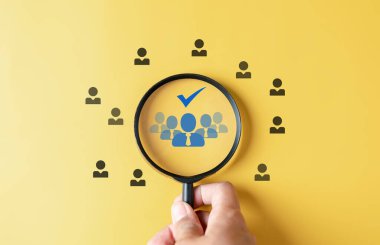 Seçici yeni kariyer toplama alanları. Çevrimiçi teknolojiyle adam topluyor. işsizlik yeni iş bulmak, özgeçmiş aramak, iş görüşmesi yapmak, kariyer insan kaynakları kavramını bulmak.