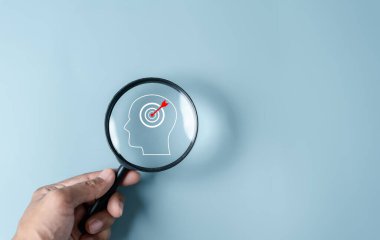 Camların insan beynine odaklanması ve plan için içerideki hedef ikonu hedef alması, iş stratejisi geliştirme liderliği ve müşteri hedef grup kavramını düşünmesi.