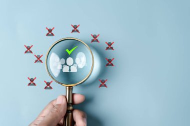 Seçici yeni kariyer toplama alanları. Çevrimiçi teknolojiyle adam topluyor. işsizlik yeni iş bulmak, özgeçmiş aramak, iş görüşmesi yapmak, kariyer insan kaynakları kavramını bulmak.