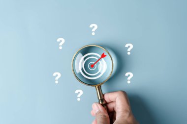 Soru simgesi, başarılı iş ve düşünme çözüm stratejisi kavramları arasında hedef çözüm hedefine odaklanmayı büyüt.