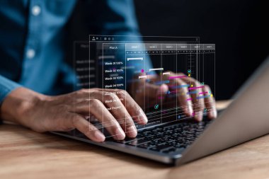 İş Analizi ve Veri Yönetim Sistemi 'nde bilgisayarla çalışan analist, KPI ve veritabanına bağlı metrik raporlar hazırlıyor. Finans, işlemler, satış ve pazarlama için kurumsal strateji.