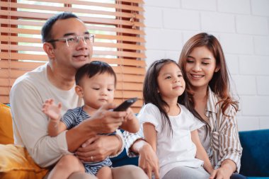 Ebeveynlerden oluşan Asyalı bir aile, mutlu bir oğul ve kız evdeki oturma odasındaki kanepede televizyon ya da film izliyorlar. Rahatlatıcı mutluluğun tadını çıkar