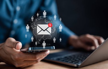 İş adamı dizüstü bilgisayarla müşteriye e-posta gönderiyor, iş bağlantısı ve iletişimi, e-posta simgesi, e-posta pazarlama kavramı, e-posta ya da bülten, çevrimiçi çalışan internet ağı.