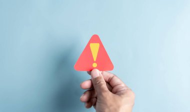 Sistem uyarı işareti kağıdı kesildi. Bildirim hatası ve bakım kavramı. Bilgisayar ağına siber saldırı. Siber güvenlik savunmasızlığı, veri sızıntısı, yasadışı bağlantı.