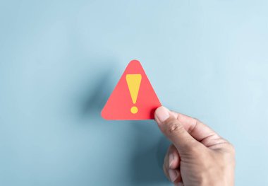 Sistem uyarı işareti kağıdı kesildi. Bildirim hatası ve bakım kavramı. Bilgisayar ağına siber saldırı. Siber güvenlik savunmasızlığı, veri sızıntısı, yasadışı bağlantı.