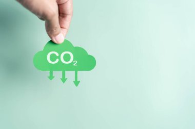 Küresel Dünya, küresel iklim değişikliğini sınırlamak için CO2 veya karbondioksit emisyonunu, karbon ayak izini ve karbon kredisini azaltır..