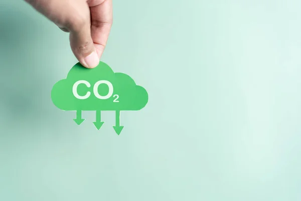 Küresel Dünya, küresel iklim değişikliğini sınırlamak için CO2 veya karbondioksit emisyonunu, karbon ayak izini ve karbon kredisini azaltır..