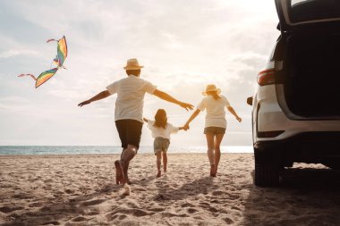 Aile seyahatleri mutlu tatiller araba yolculukları yaz tatilleri gün batımında araba yolculukları baba, anne ve kız tatilleri ve dinlenme ortamı..