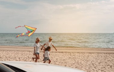 Aile seyahatleri mutlu tatiller araba yolculukları yaz tatilleri gün batımında araba yolculukları baba, anne ve kız tatilleri ve dinlenme ortamı..
